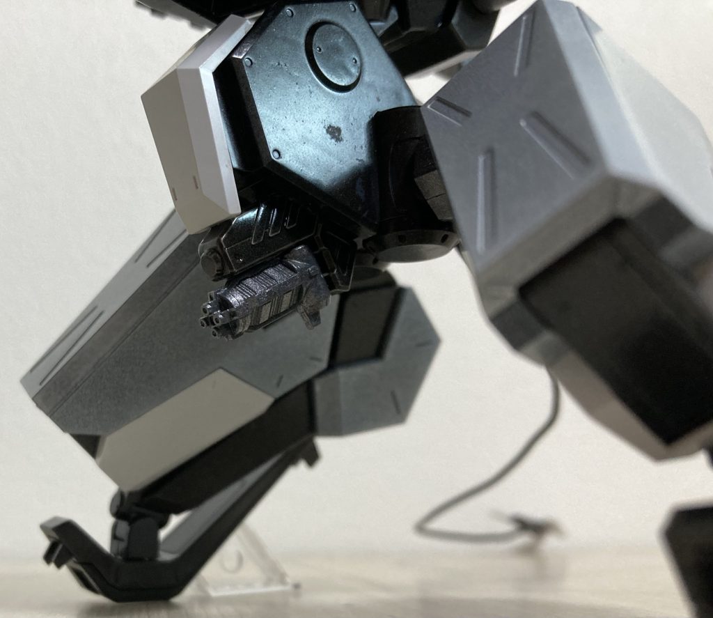 足元に潜り込まれた時用の股間ガトリングです。HGのガンダムXのバルカンが余ってたので‥