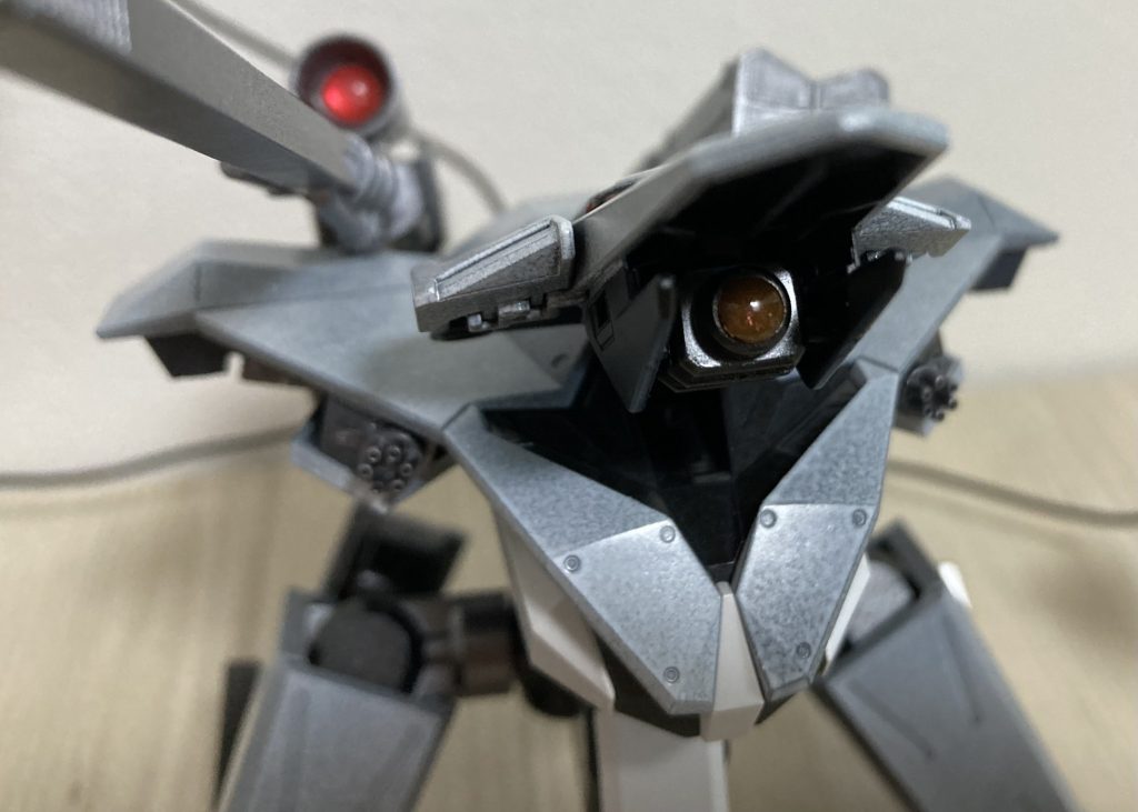 本編に登場したハシュマルが頭部の口からビーム打っていたのでその試作型が搭載されているイメージです。