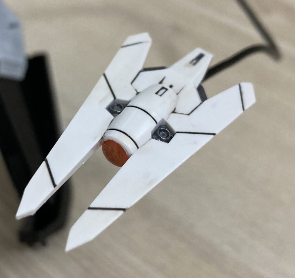 ユーラヴェンガンダムのセンサービットにカメラアイクリアパーツを取り付けリード線を取り付けてテールブレードの先端にしました。カメラがついていてそれぞれが反応して対象に攻撃するイメージです。