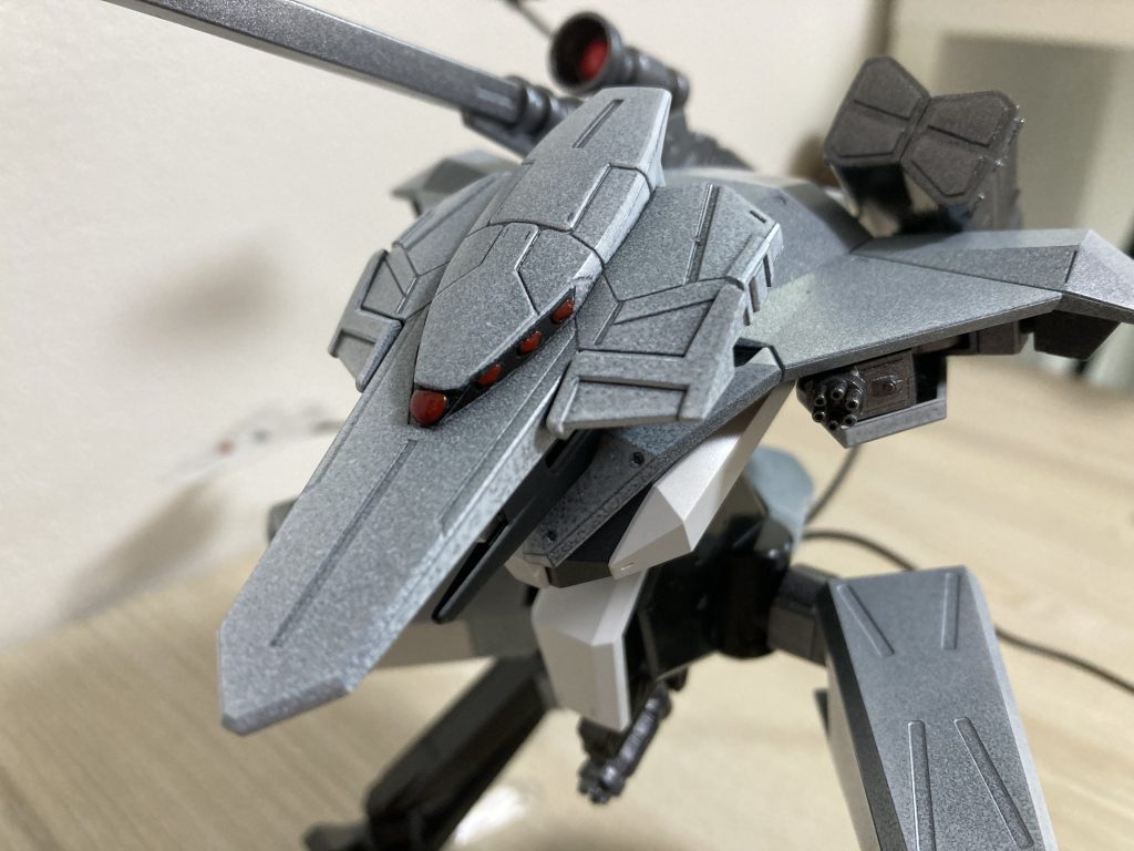 頭部はビルド系改造パーツがあったのでそれに改造パーツのカメラアイモールドを貼り付けて怪物的な複眼のイメージ