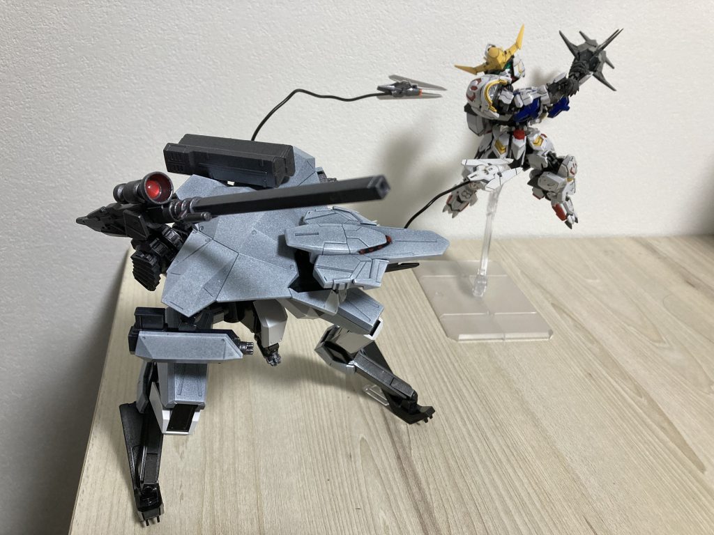 サイズ感的にはそこまで大きくなくMGSDのバルバトスとブンドドさせたらとこんな感じ。すぐやられそう(⌒-⌒; )