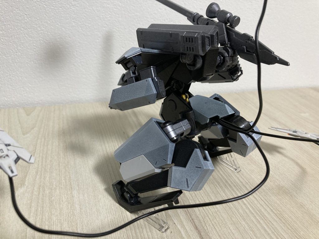 テールブレードの接続部は腰部分から。レギンレイズの膝アーマーをカバーにして接続部が丸出しにならないようにしました