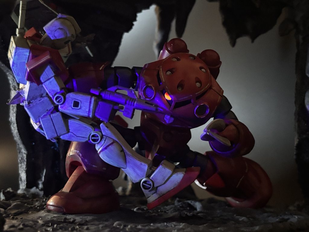 照明を落としブラックライトで。地下洞窟のジャブローはこんな感じの明るさでしょう。ブラックライトで蛍光レッドで塗装したモノアイ光らせました。