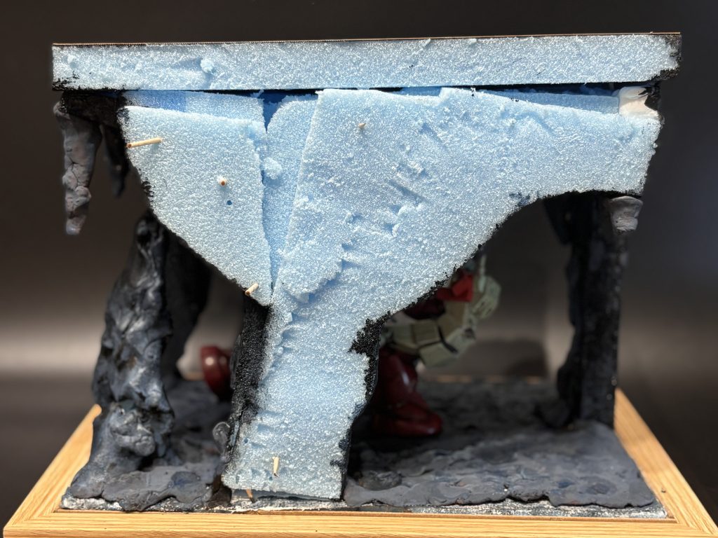 ベースの裏側です。見えないところに制作過程が見えてくるものを残すのマイブームです。