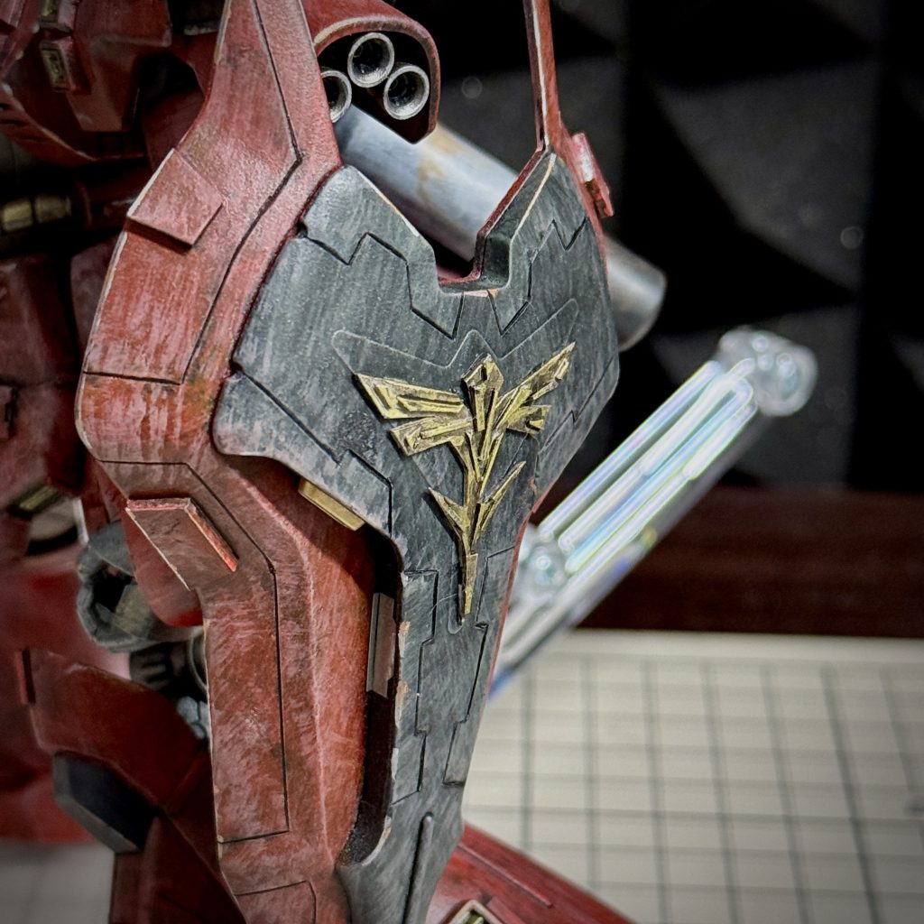 ネオジオンのエンブレムの為だけにデカール買うの勿体ないと思い、プラ板から切り出して適当にネオジオンエンブレム作りました。前の持ち主さんの貼ったシールが残ってますが剥がすの面倒だったのでそのまま上塗りしました（めっちゃ跡わかるね😅