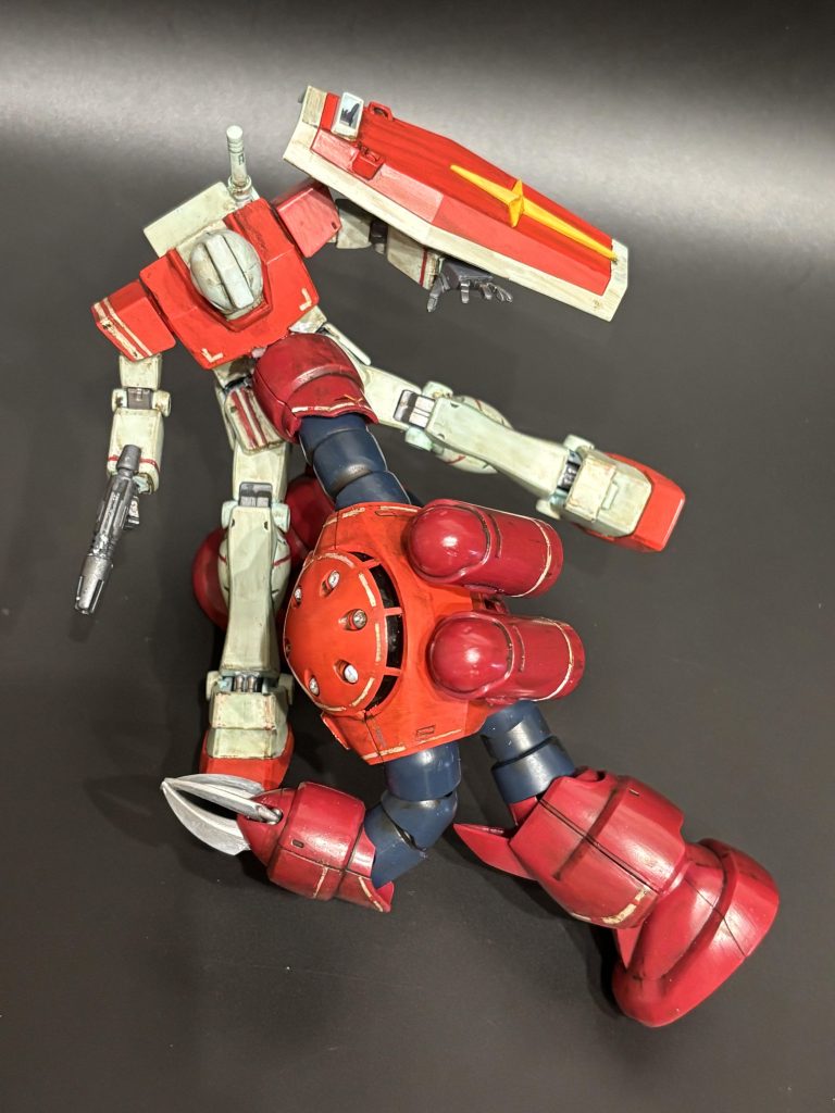 真上から。劇中では2機のMSは平行に並んでいますが、映像のウソはキットで表現できないので、斜めに配置し迫力を出せるよう工夫しました。