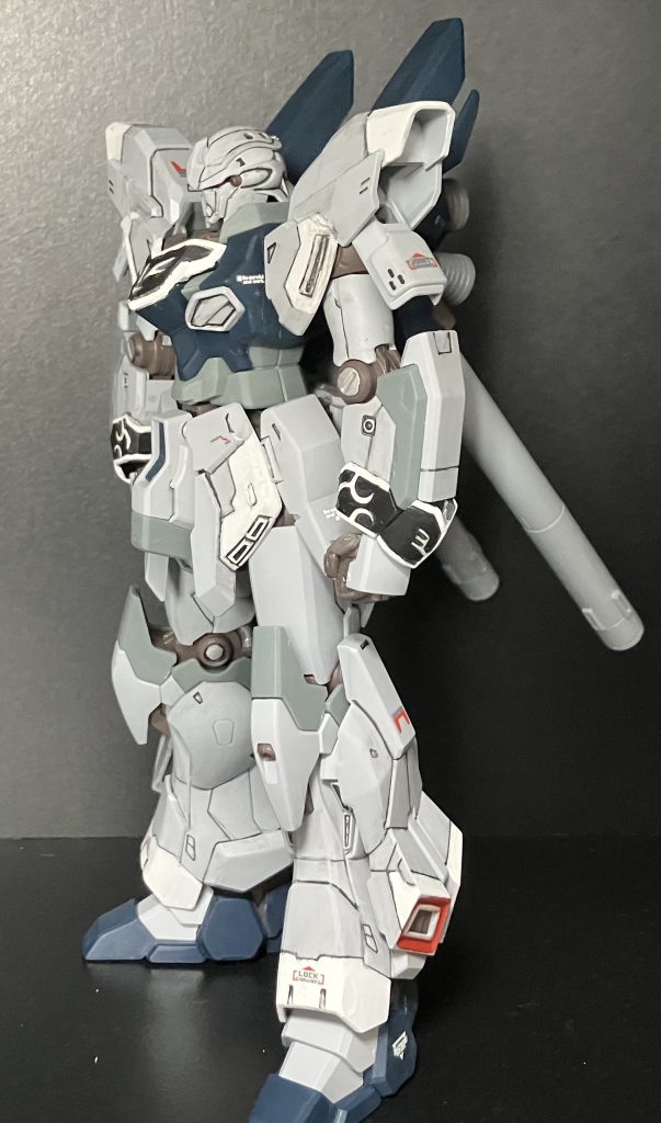 右から。エングレービングの塗装は紋章をアクリジョンベースカラーホワイトではみ出しを気にせず筆塗りし、はみ出たところとその他をエナメルブラックで筆塗りしました。