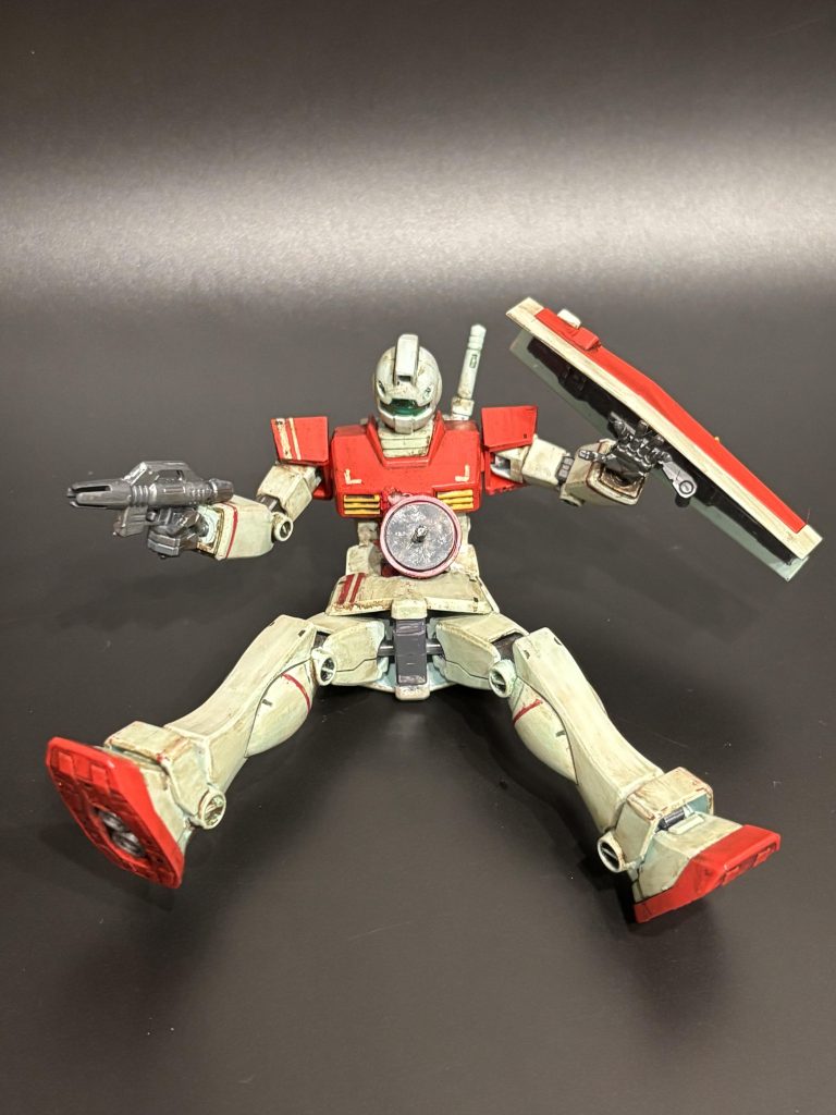 ズゴックの爪の先端を切り落としジム腹部に接着。リアルタイプジムを参考にラインをひきました。