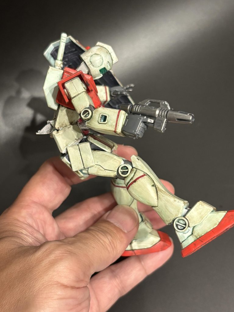 顎を引いた顔からくの字に曲げたボディに繋がるライン作りました。背中に突き出した爪はプラ板で作成。