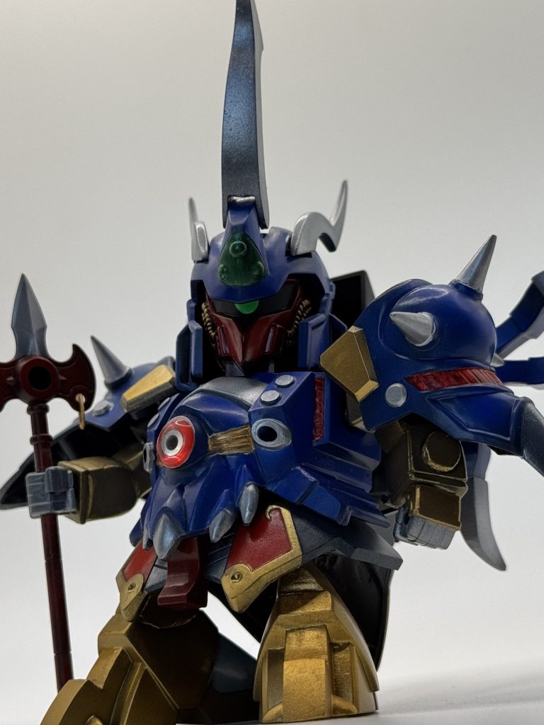 足が魔殺駆の足を裏返した物なのですが、可動が絶望的だったので、小延長し付け根を前側に増設して開けるようにしています。