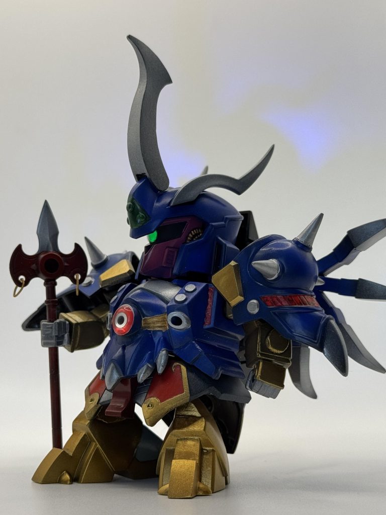 モノアイ部は蛍光グリーンで塗装しています🔦肩鎧のデザインはGP02サイサリスに似ています。