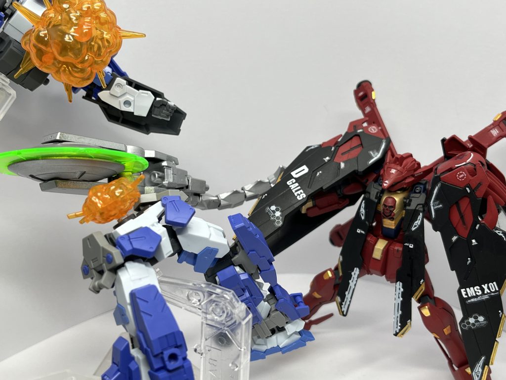 スネークハンド改クァバーゼの腕を参考に着脱武装として作られたビームソーメカニックであるウモン・サモンがジャンクパーツを切り貼りした箇所があり左右で細部が異なる