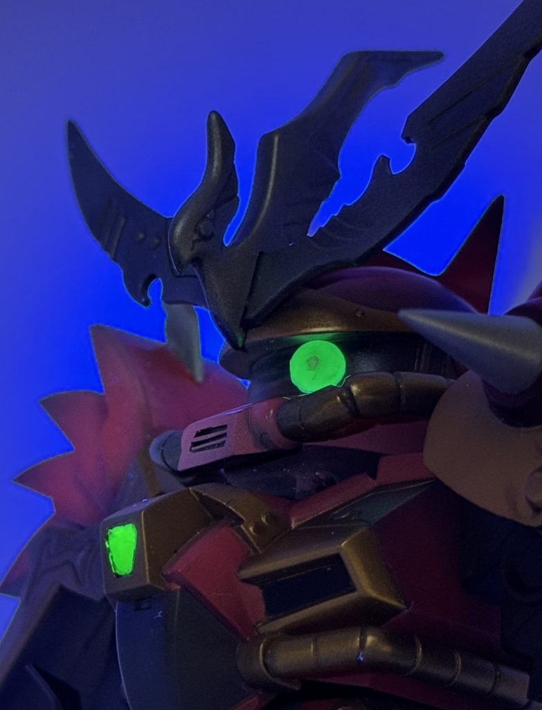 モノアイはHアイズを蛍光グリーンで塗り、両面テープでつけていますので位置に融通が効きます👁