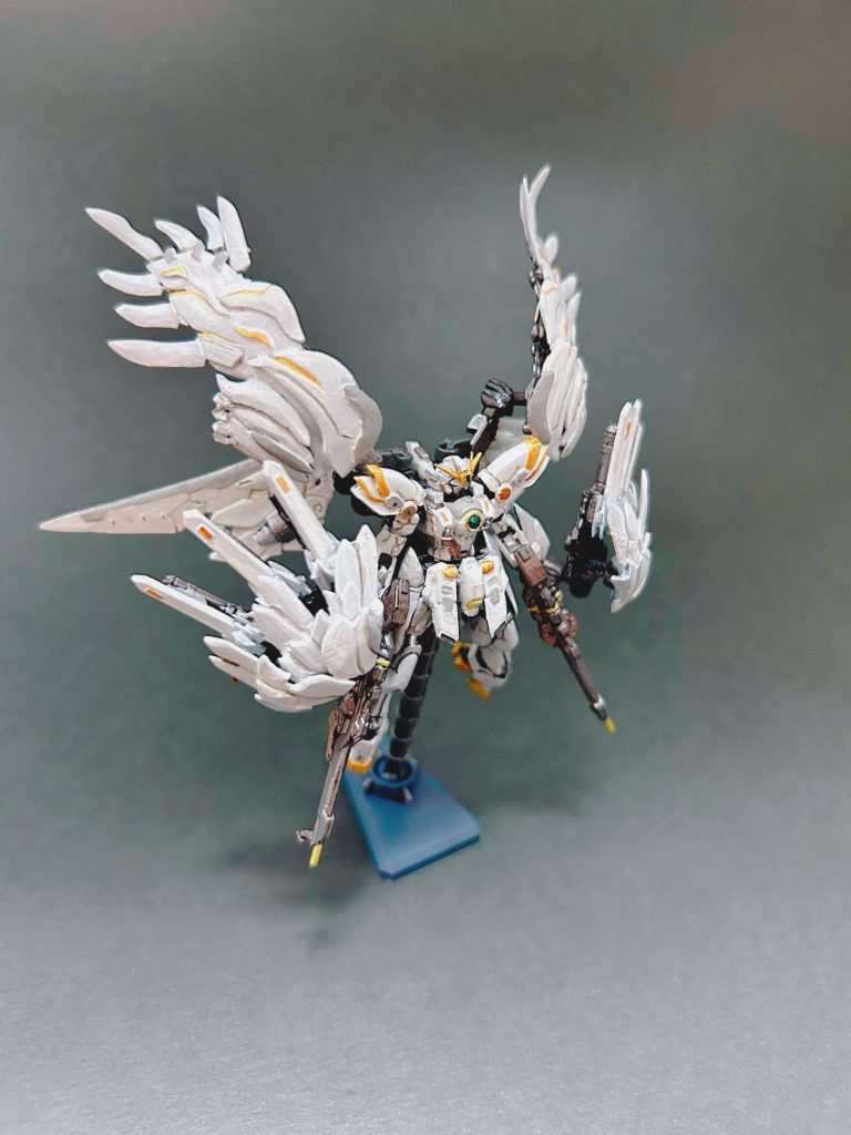 いろんなライティングや写真の撮り方を試してみましたがなかなか難しい、、、本当はウイングだけでなくフル可動にしていたのですが塗装の時に失敗して泣く泣く固定ポーズにウイングだけはなんとか可動できるように、、、他の方のように綺麗に塗装もできていないですが自分なりに頑張りました! 最後までご覧いただきありがとうございました^_^