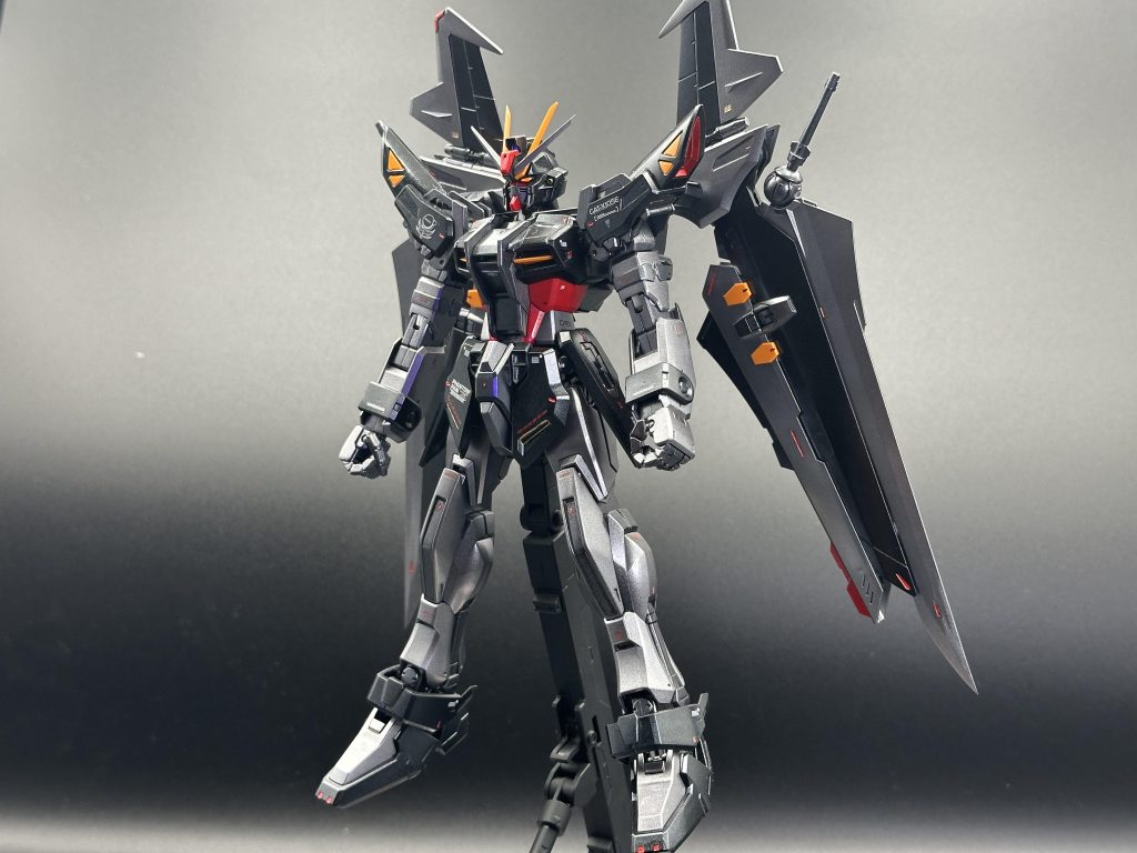 メタリックブラック、ガンメタル、ライトガンメタル、マイカレッドがメイン色です。