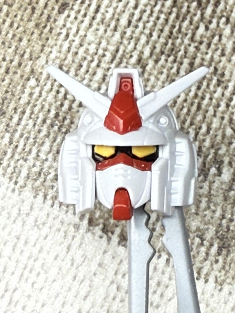 この目の周りをガンプラマーカー黒で塗るだけでかなり締まった目元になりました。