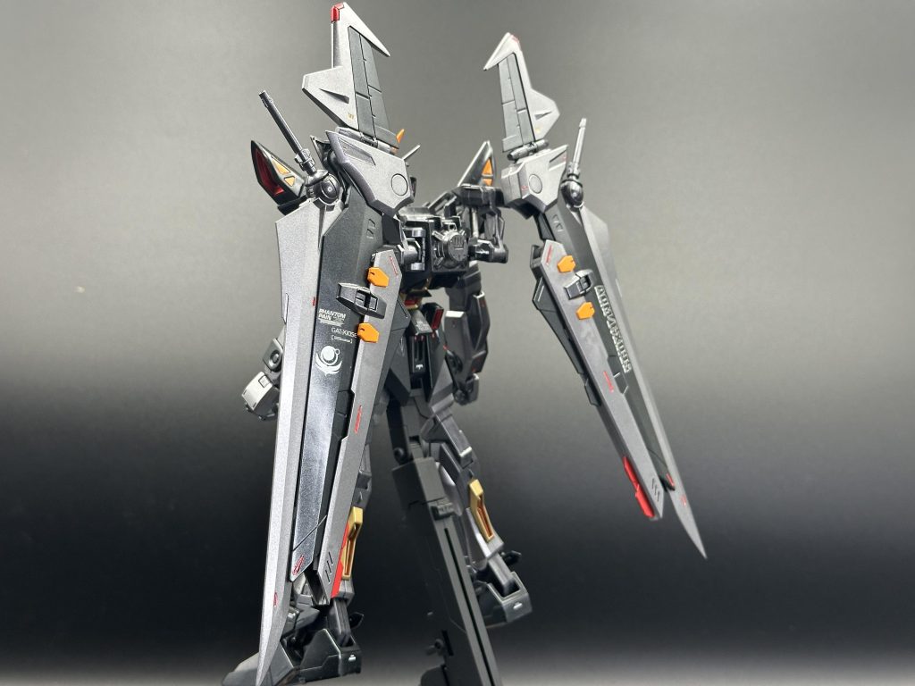 対艦刀は先端をプラ板で尖らせてシャープ化を図っています。