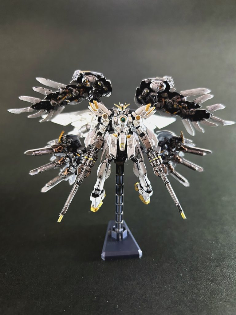 ウイングの裏側もお気に入りアーティファクトのジャンクパーツを貼り合わせてそれらしい感じに