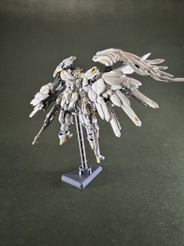 ウイングは4枚ともプラ板を曲げて削って貼り付けて制作しました!なかなか時間がかかり今更の投稿