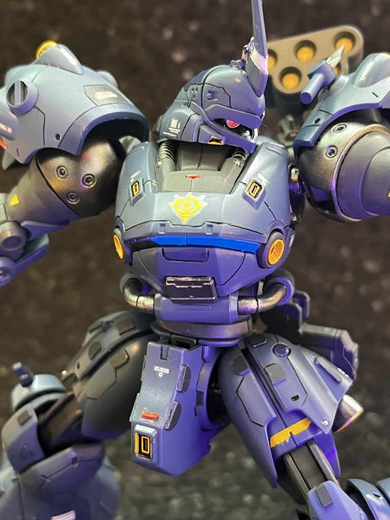 モノアイは蛍光ピンク、腹部のフレームは蛍光クリアで、ビコーンします