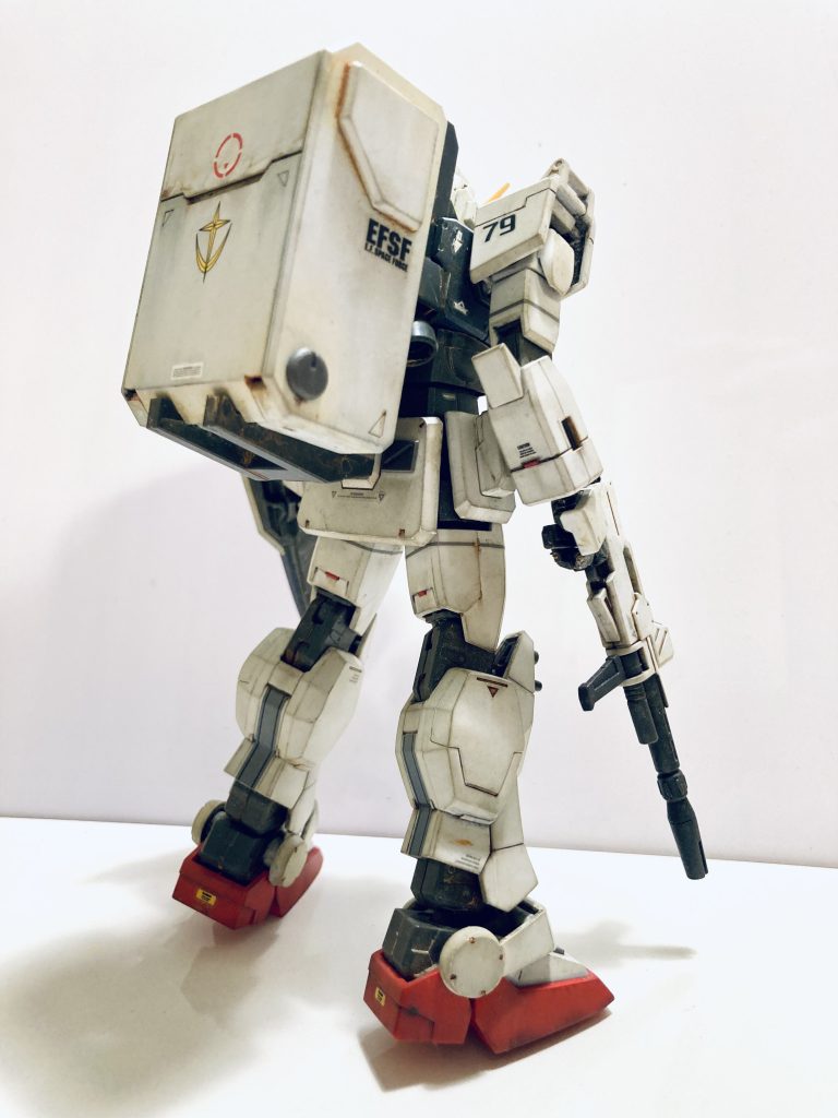 陸戦型ガンダムと言えばシールドと180ミリキャノン砲の構えが定番ですが、今回は敢えてその写真は掲載しておりません。 申し訳ございません、まだキャノン砲作ってないだけです🙇