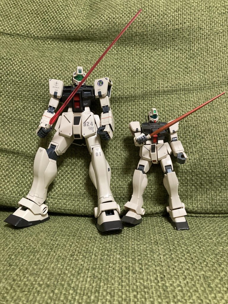 HGジムコマンドと並べて（息子のジムコマンドです）親父ジムコマンドは肩のアンテナレス仕様ですバズーカ装備できないんだもん