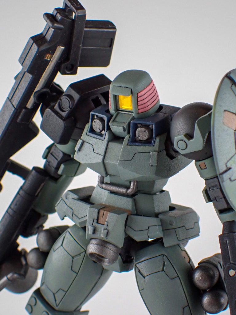 モノアイ？の裏面はラピーテープを使用してます胸部上パーツはスジボリと塗り分けで別パーツ感を出しました