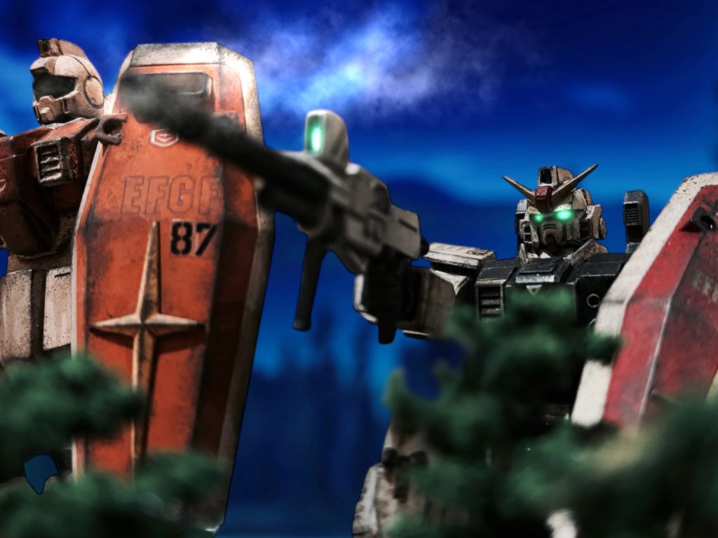 『当たった!』「グフが来る、撃ち落とすぞ……いや、あれは……!?」『もう1機、稼働していたのか!?すみません、ホバー移動の……新型です!』照準越しに見える基地に火の手があがる。北側の森からも戦車隊の火線が襲う。うまい具合に展開しているように見える。