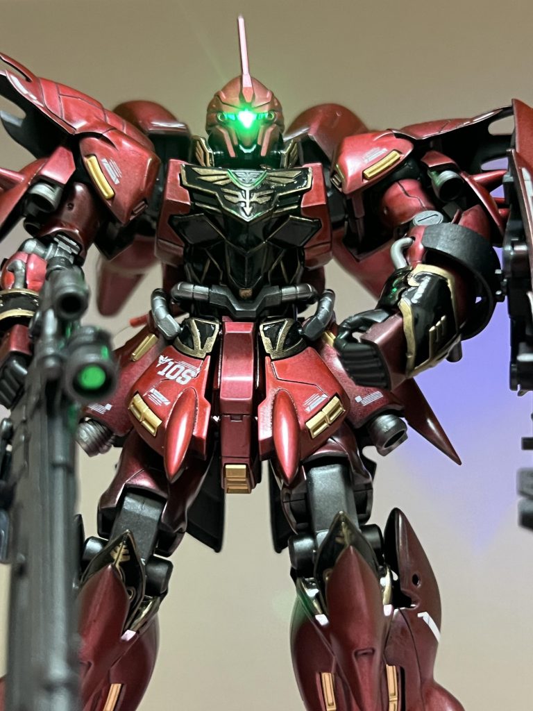グリーンの電飾はチップledを頭部に仕込みました。ユニコーンのデストロイをHGで作っているので簡単に感じました。背部のスラスター6機と合わせて7LEDを並列3V接続です。モノアイの電飾一つでめちゃくちゃカッコよくなるのでお勧めします。