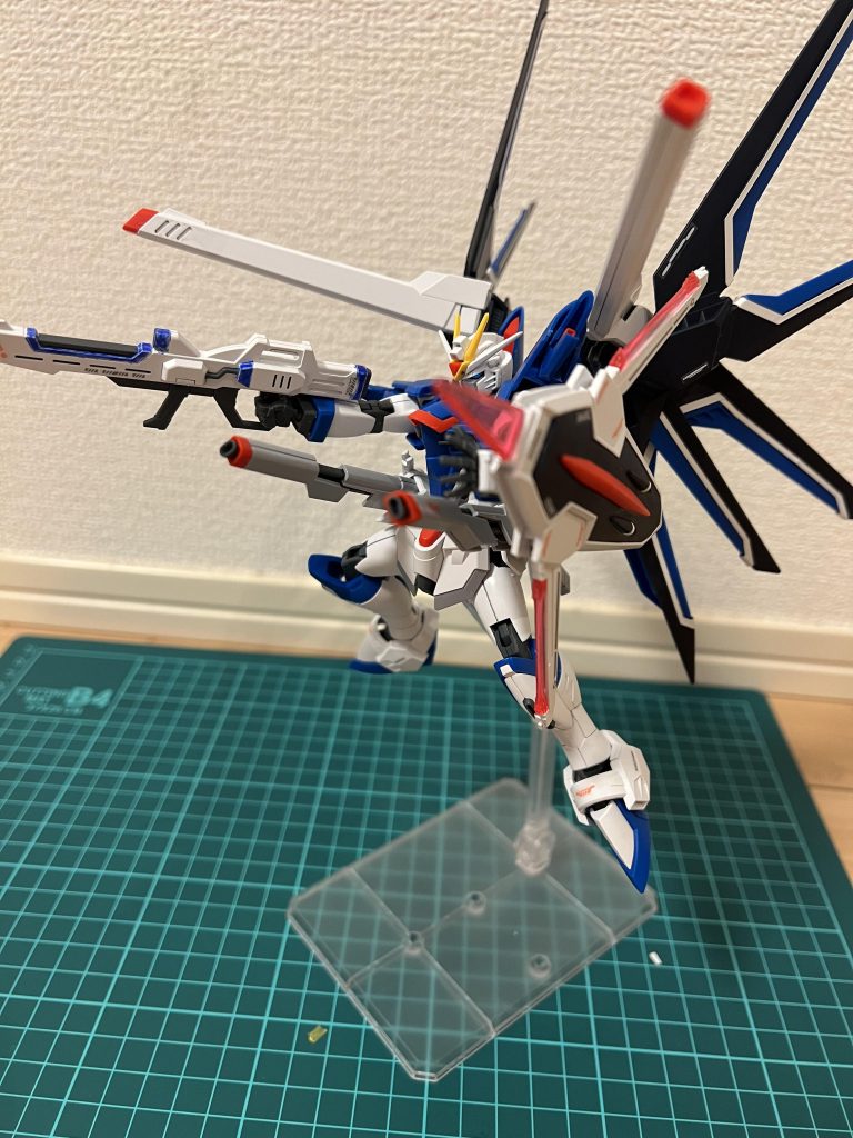 撃破シーンを作るので無傷状態で遊べるのは仮組だけなので存分にポージングを取らせてみました。塗装するようになるまではMGなどを素組して満足しててHGは殆ど買ってなかったんですが全然すごいです。