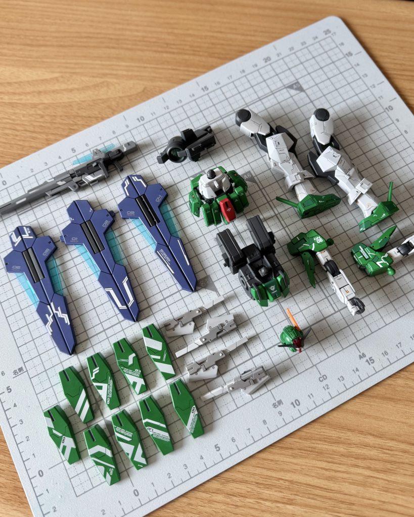 完成まで2か月かかってしまいましたが、この瞬間が1番感無量かも。ガンプラ始めて1年経ち、少しは成長を実感でました。まだまだ楽しみながら作りまーす!