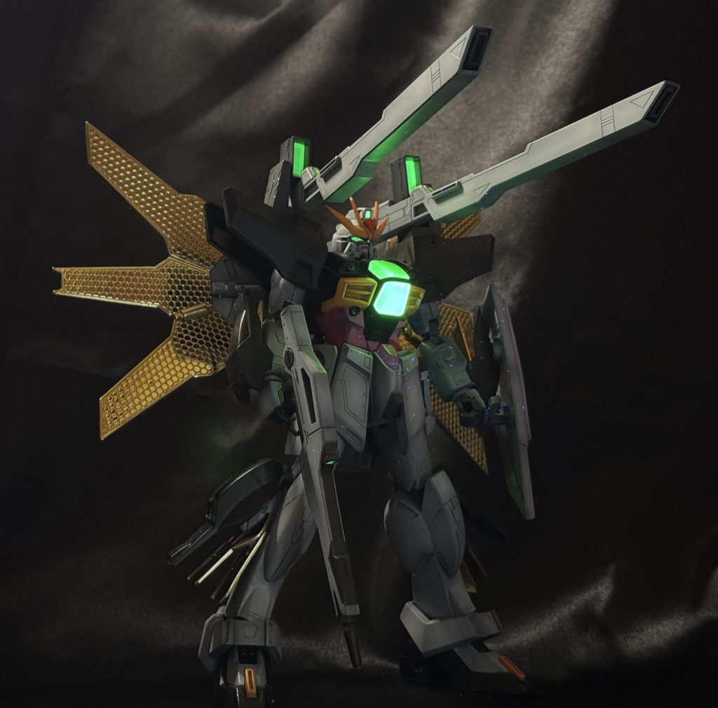 胴体と首の改造以外は無改造。合わせ目消しはしていますが、スジボリの掘り直し等はしていませんが十分にハイディテールでスタイリッシュ。MGとはまた違った放映当時の解釈がふんだんに盛り込まれた旧HGは満足度モリモリでした。( ◜ᴗ◝)✨️