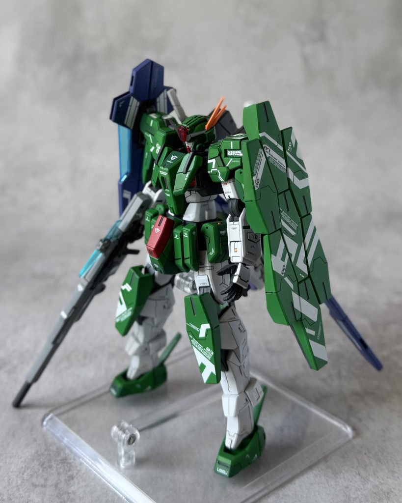 側面、シールドビット。全身を1/100ケルディムのデカールを小さくカットしアレンジして貼ってます。ビットのデザインにかなり迷いましたが、良きとしておきましょう(ほじほじ)