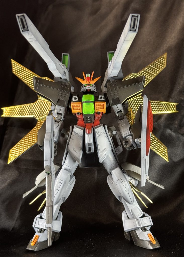 写真ではわかりにくいですが、胸のクリアパーツは発光させたいけど内部メカが見えなくならないように蛍光グリーンを薄吹きしています。