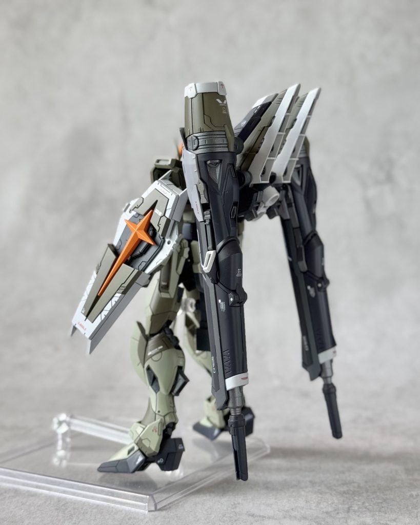 ブラストシルエットは色々なグレーを使って塗り分け。ヘキサグレーとヘキサブラックが優秀でした！