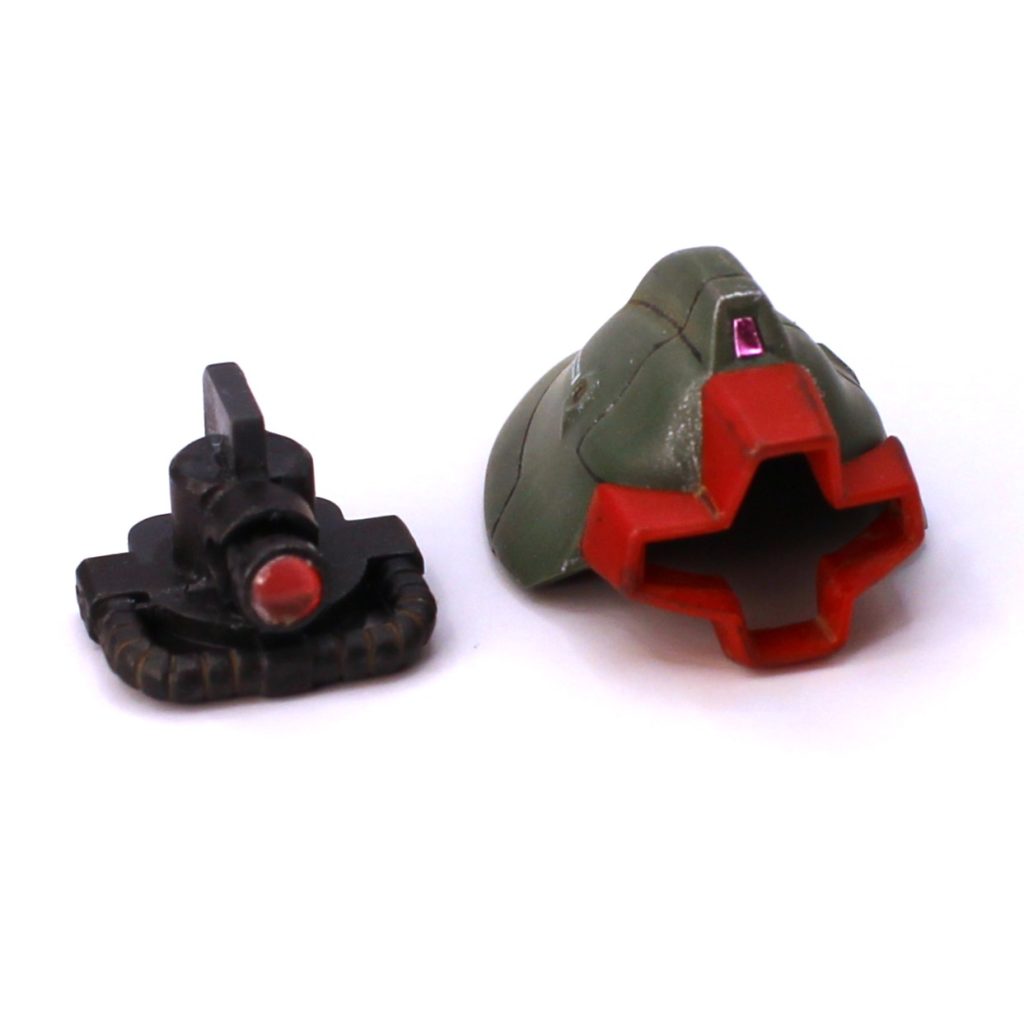 モノアイ部がチープな造りですが、楽ちん改造で可動化できるようになります。十字のシールを貼る部分をくり抜き、内部メカにボールジョイントを設置し、ジョイント軸に任意のモノアイを貼り付ければ終了です。モノアイはWAVEのフラットバーニアの底面にバンダイの3Dメタリックシールのレッドを貼り、その上からWAVEのHアイズ透明を被せました。