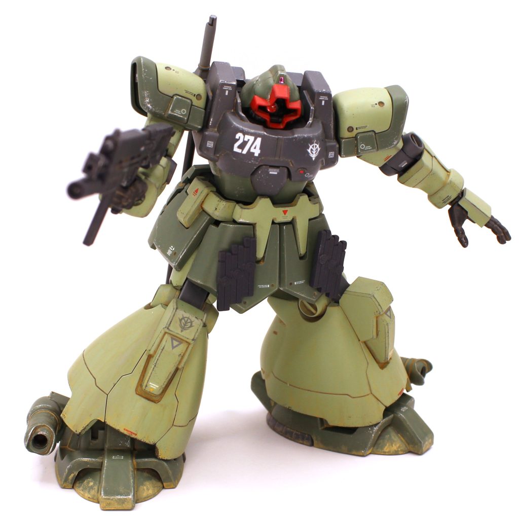 肩は素組みだと見事なまでの四十肩なので、型部の可動用の溝を延長ししっかり上がるように整体しました。溝を延長しても肩アーマーで見えなくなる部分なので全く問題ありません。肩アーマーを横から見ると、内側の接続軸が思いっ切り見え、「いかにもプラモでござい」状態なので、プラ板でカバーを付けました。