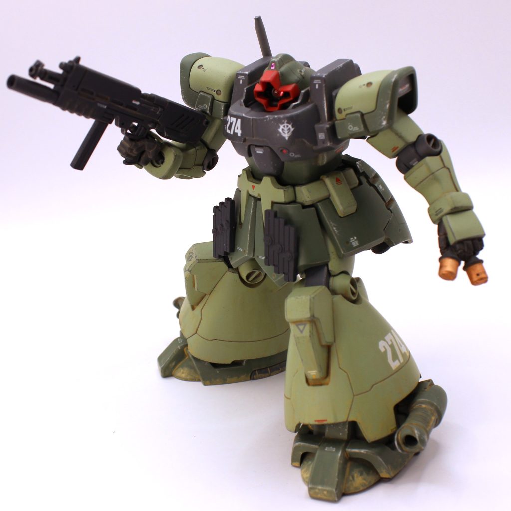 MMP-80はキットによって大きさがかなり違うのが本当に謎です。HGUCザクⅡ改のものなんて1/100なのかと思ってしまうくらい大きいですよね。マガジンが腰にぶら下げているのと銃に着いているものの大きさが違うと気持ち悪いので、マシンガンに着いているマガジンを削り込んで腰の予備マガジンと大きさを合わせました。