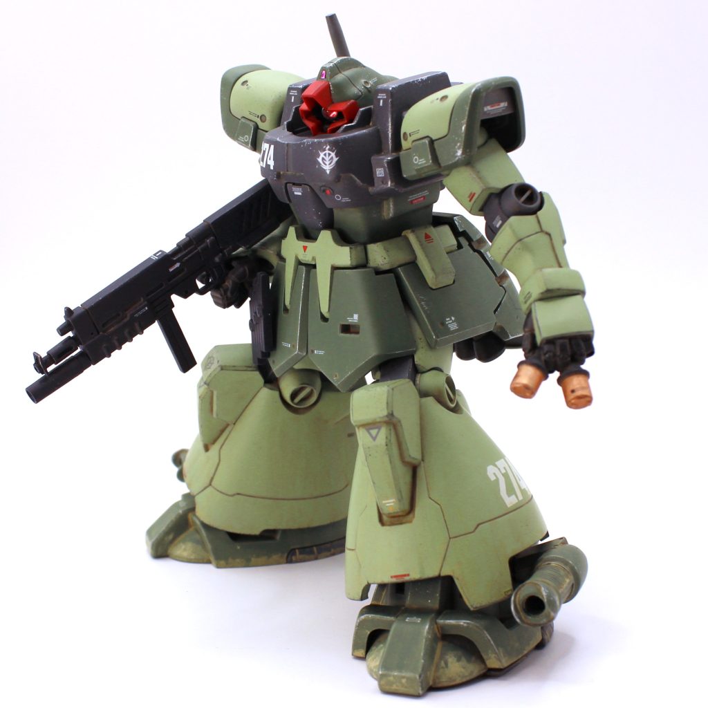 足に付いているエンジンの吸気口？はドリルで開口しました。キットは黒いまん丸のシールを貼りますが、さすがにチープ過ぎますよね(笑)でもマッキー1本でカバーできる部分でも、色分けできるようにキットにシールが付属しているのは立派な配慮だと思います。ただ、昨今は若年層やライトユーザーもネット情報や入門書の充実でリテラシーが底上げされていると思いますので、余計なコストを割いてわざわざこのようなシールを付属させる必要は無くなってきているのかもしれないですね。