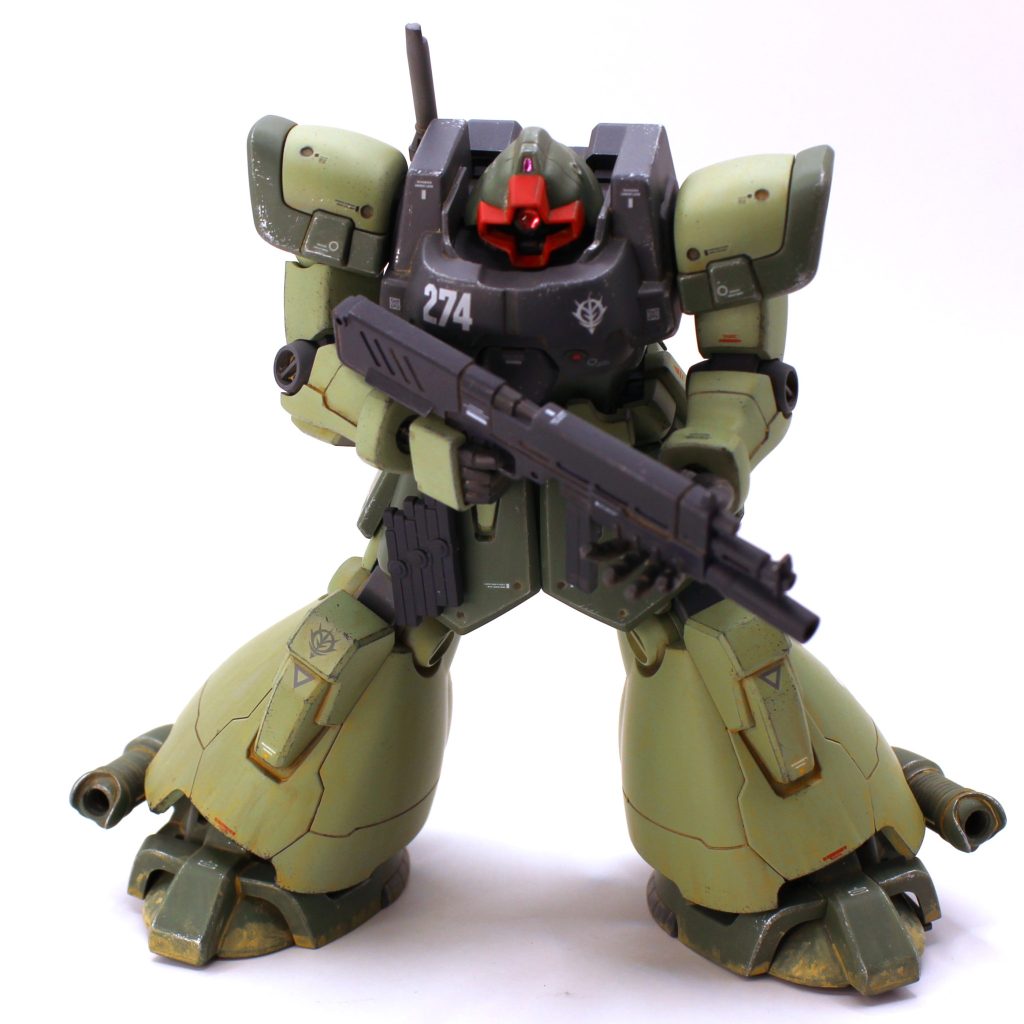 武装はキット付属のラケバズやシュツルムファウストを作りましたが、MMP-80はキット付属のものは何か小さくて迫力に欠けるので、旧キットのザクⅡ改に付属の物を持ってきました。