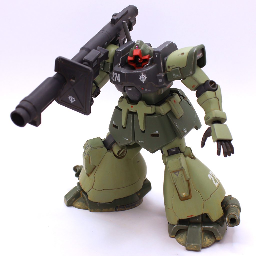 このキットのモノアイ部はユーザーが改造しやすいように考慮して設計したのかなと思うほど改造にお誂え向きな構造です。ユーザーが簡単に改造出来る内容でも、コストや部品強度、安全面的に量産キットにはできない、という事は往々にしてあると思っています。小学生のお小遣いで買えて失敗せず作れる、というのがHGUC等入門キットの大きな魅力であり存在意義であり、そして同じく大きな足枷であると思います。個人的にはこれくらいの手を加える隙があるキットが一番楽しいです。