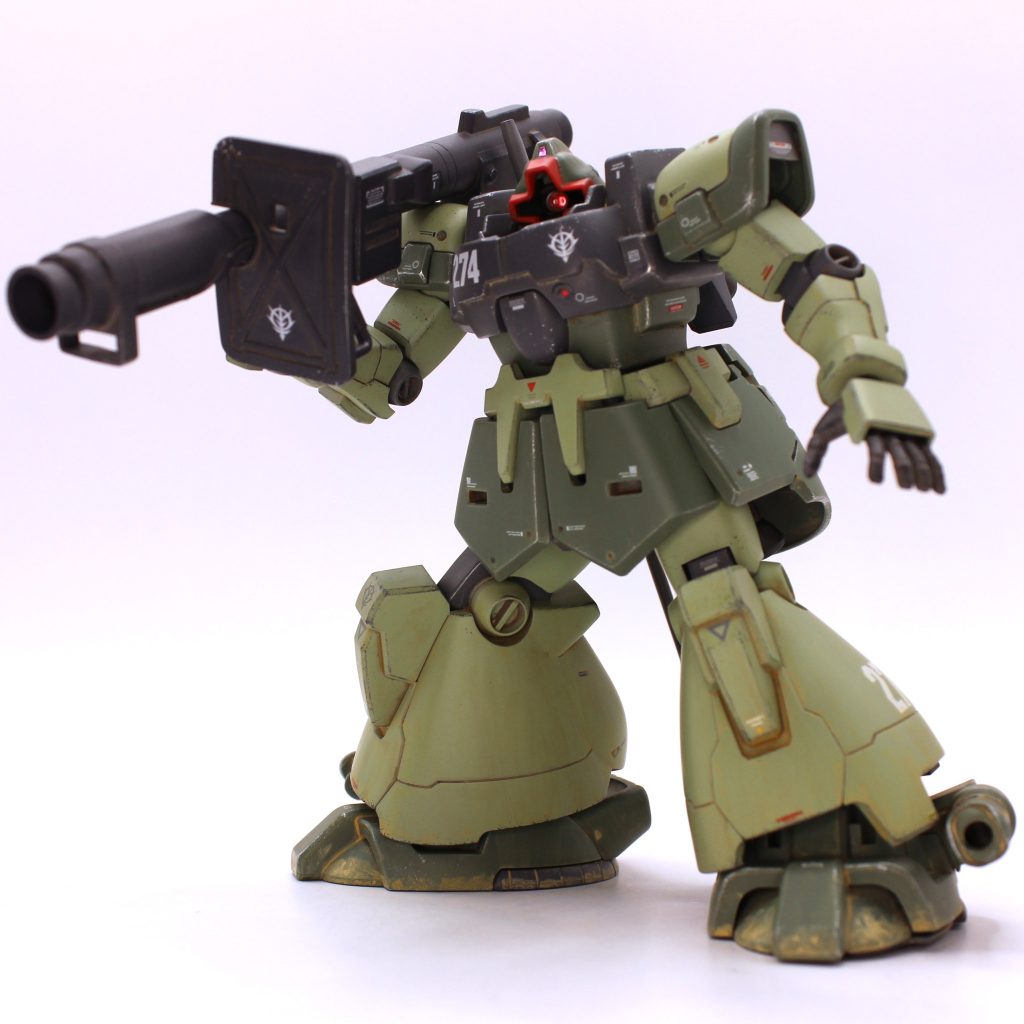 少し割高なプレバンのUC版を購入しましたが、グレネード持ち手は素晴らしい造形で、こちらにして良かったと思います。グレネードと掌は一体成型なので、結構細かい塗り分けが必要ですが、スミ入れしたら境界誤魔化せるので以外と楽ちんでした。