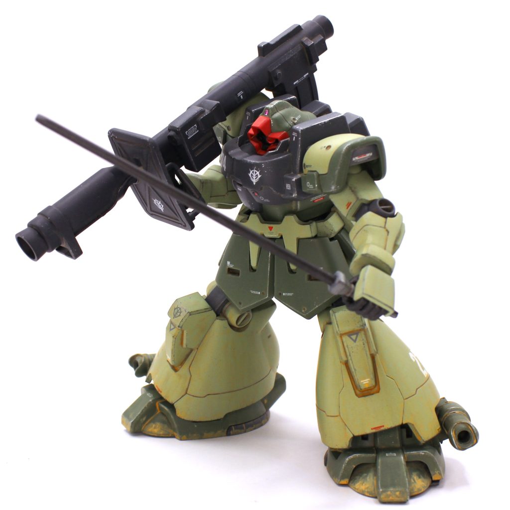 ひと昔ふた昔前の関節構造ですが、無理なくバズーカを担げますし、接地性も高いのでポーズは決めやすいです。腰と腕の付け根をBJ化すればより躍動感のあるポーズが付けられそうですね。