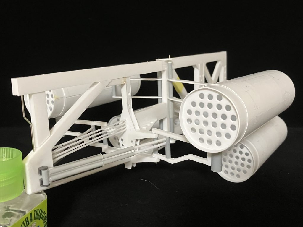 展開時。ミサイルポッド取り付けアームシリンダーは収縮。