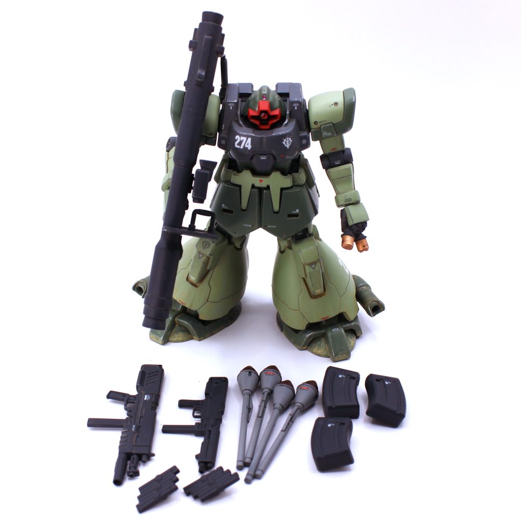 合せ目箇所が多く、パテ修正等で地味に手間と時間が掛かりましたが、あくまでオーソドックスな作業と簡単な改造でかなり見栄えする秀作キットだと思います。4本のシュツルムファウストの合わせ目消しをしている最中は遠い目になりましたが、それ以外は余計なストレスも感じず、終始楽しく作れました。やはりドムキットに外れ無し！是非また作りたいキットの一つになりました。