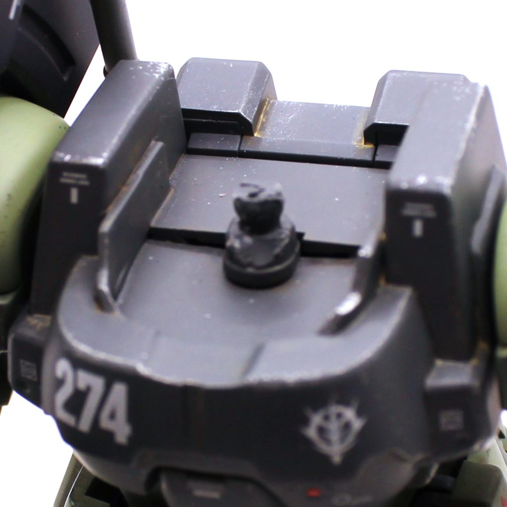 頭部は顎を引けずちょっと間抜けというか、凄みが出せないのが気になりました。ドム系は頭部埋め込みが定番工作な印象ですが、頭部の取り付け位置自体は個人的には気にならなかったので、高さはそのまま、顎を引けるように改造しました。顎が干渉する胴体前半分の天板を、梁のような首のジョイント部を残して切り落とし、そこに薄いプラ板を新たに張り直しました。これで見た目は素組み品とほとんど変わらず、顎が引けるようになりました。