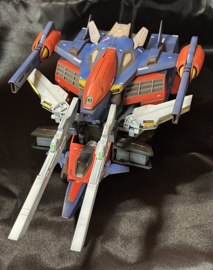 DX収納形態高速飛行の他、味方機の回収離脱の役割もGファルコンは持っています。