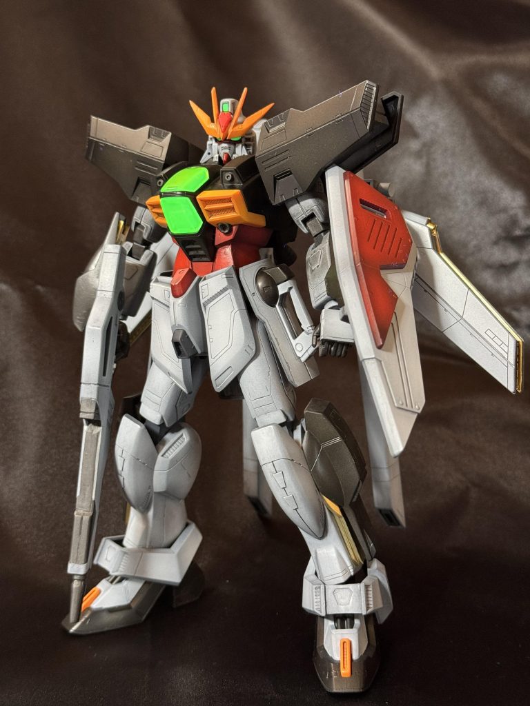 真横に一直線のアンテナを頭の形に沿うように角度付け、首根元を2mm程延長、胴体下部を0.7mm程延長しています。膝部は合わせ目消しの時にディテールを潰してしまったので0.3mmプラ板で新造。膝先端の三角ディテールは削除しました。素組みだと中央に向かって首と胴が沈んでいる印象だった所をバランス調整した感じです。