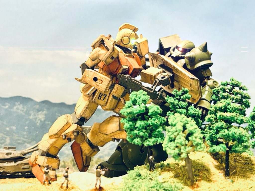 善悪フェスに投稿したくて、また写真を撮ったのでアップします。「正義の怒りをぶつけろ」編でした。戦争に正義も悪もないですけどね。今回は、タイトルも含めて皮肉のつもりですので、あしからず。ちなみにガンダム(ヘント機)は、後方に遅れています。イギーのジムは頑張って歩行訓練をしたので、足が速いのです笑ガツンとぶつかって、青天になったところに100mmマシンガンをぶち込む、喧嘩殺法を好みます。