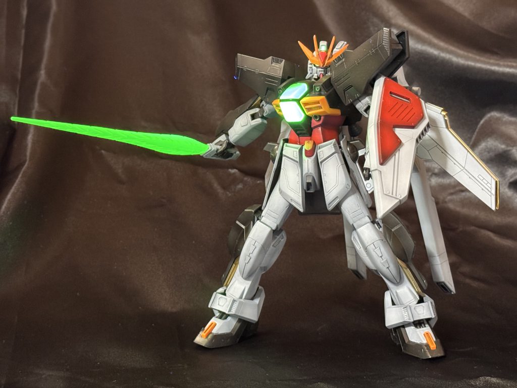 緑のクリアパーツは蛍光グリーンで塗装。ブラックライトで発光します。🔦